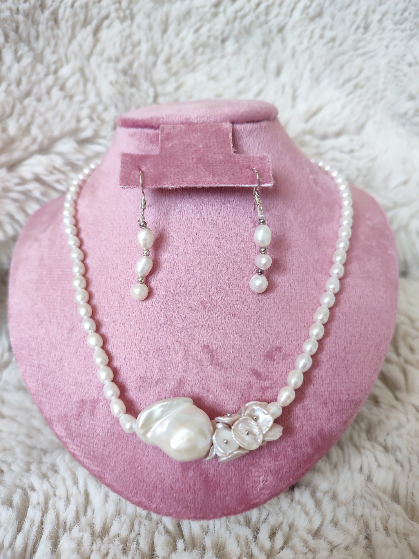 Stunning baroque pearl necklace