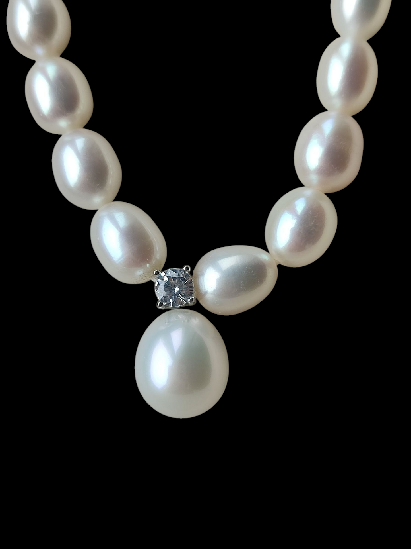 Set of genuine freshwater pearl necklace and earrings