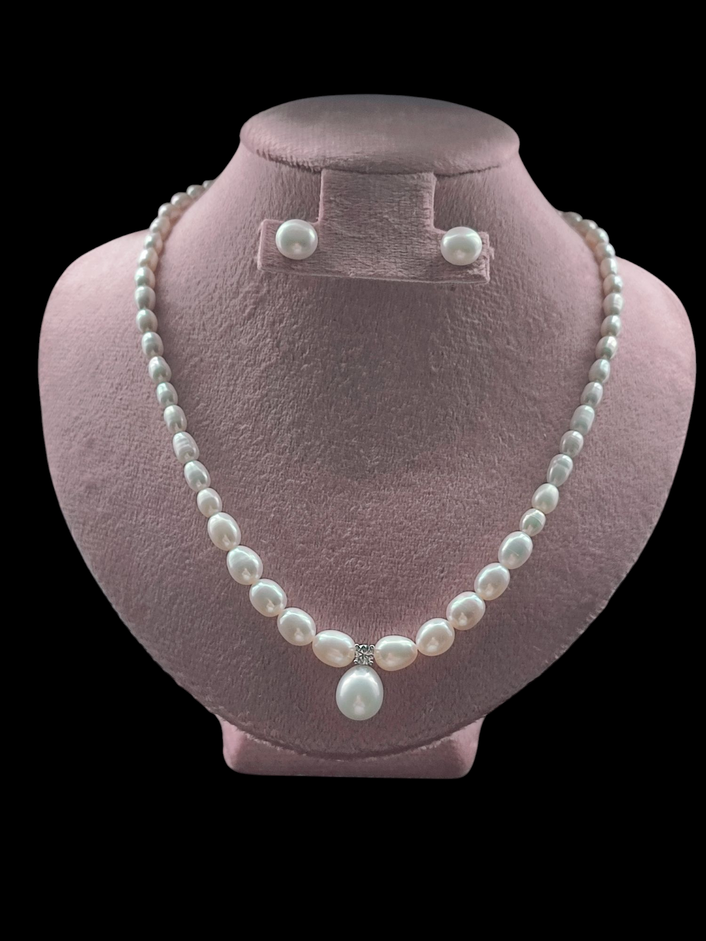 Set of genuine freshwater pearl necklace and earrings