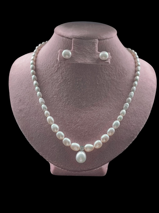 Set of genuine freshwater pearl necklace and earrings