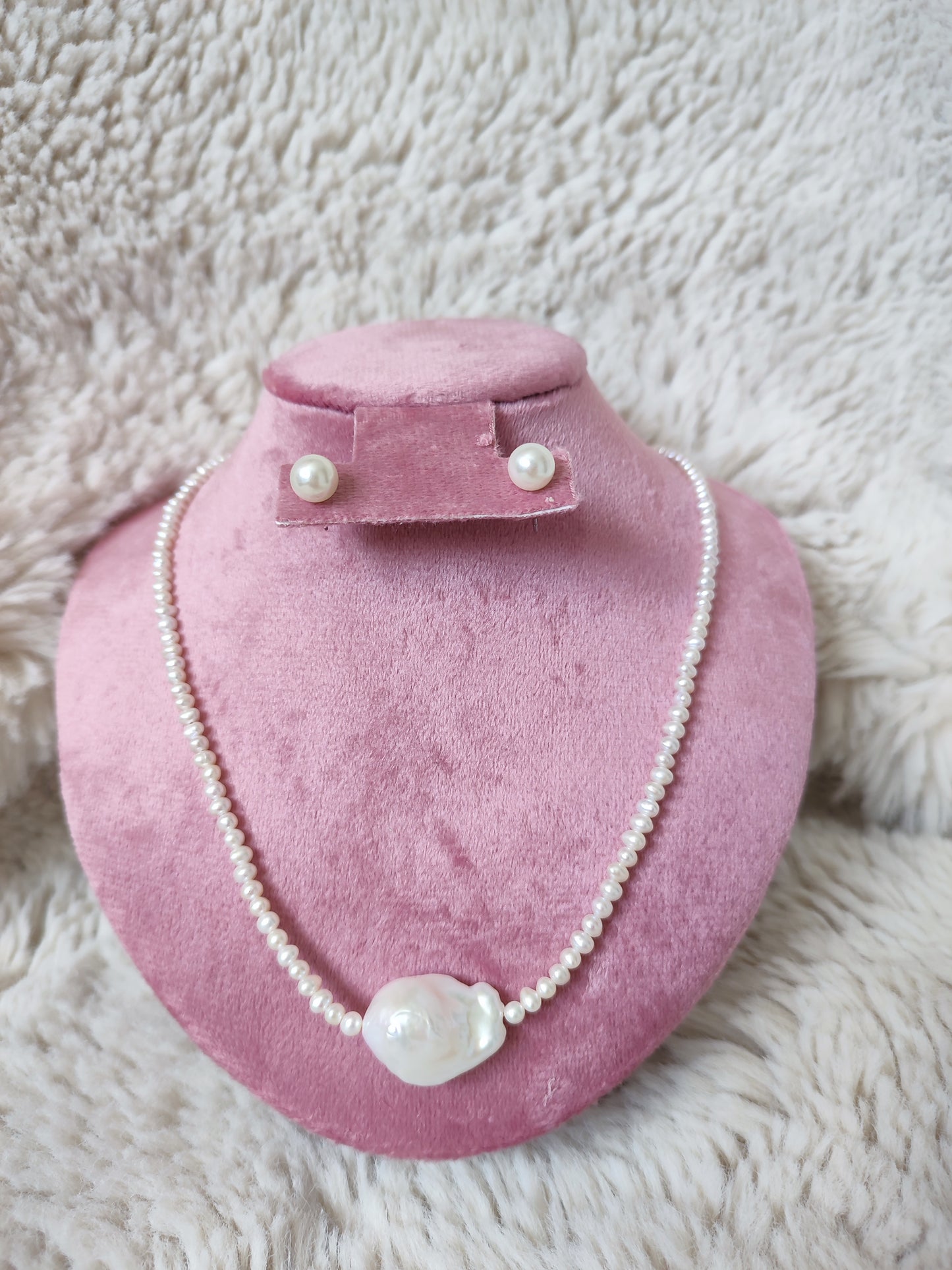 Baroque pearl necklace