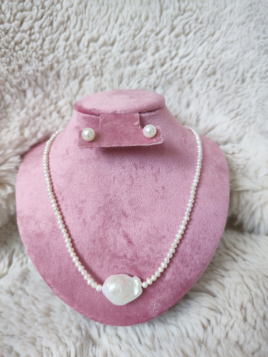 Baroque pearl necklace