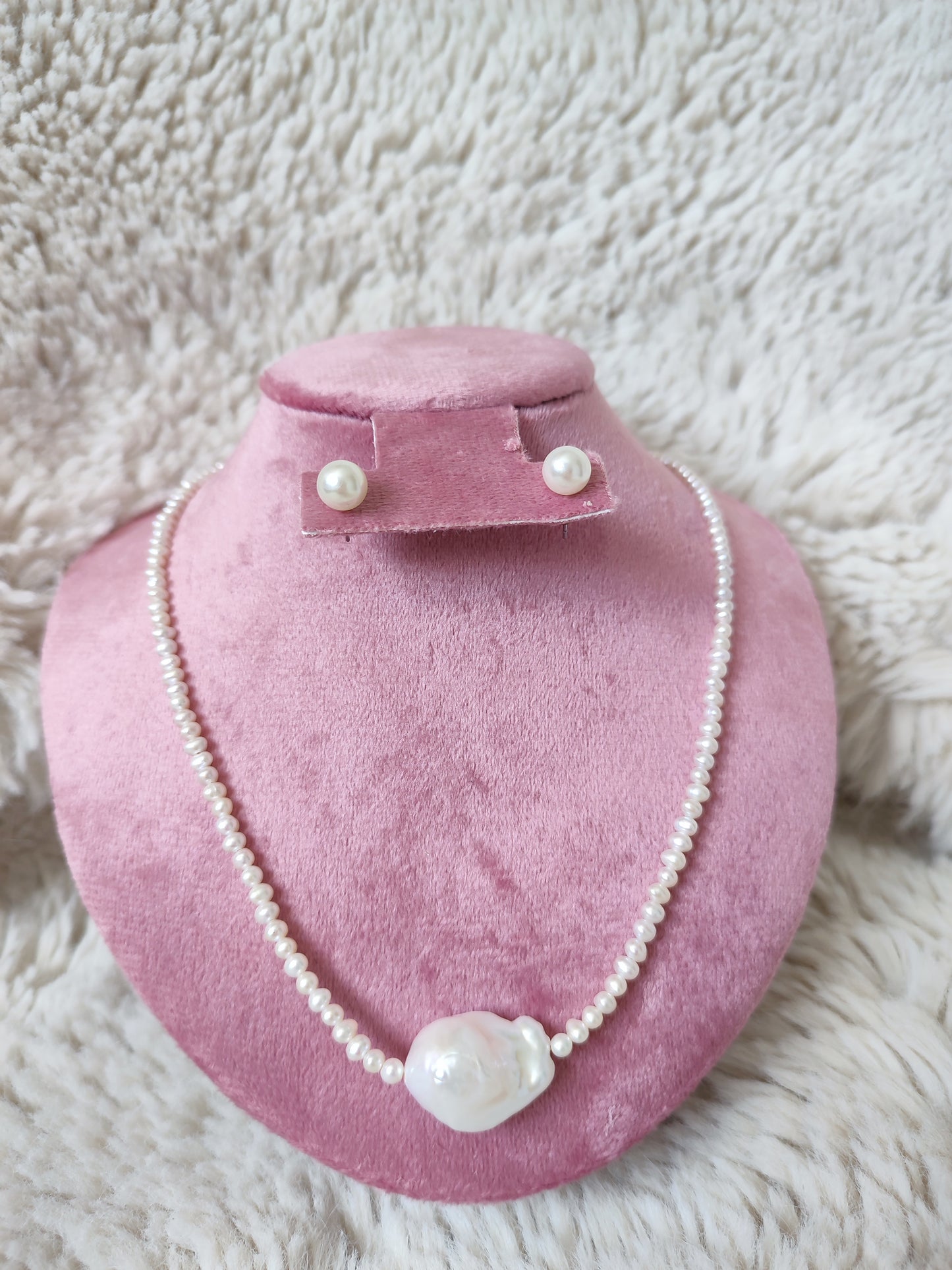 Baroque pearl necklace