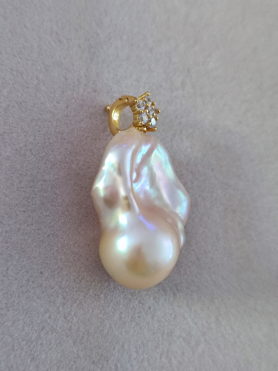 Baroque pearl pendant wonky
