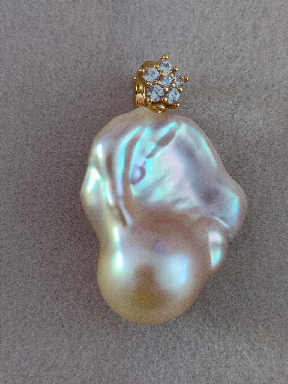 Baroque pearl pendant wonky
