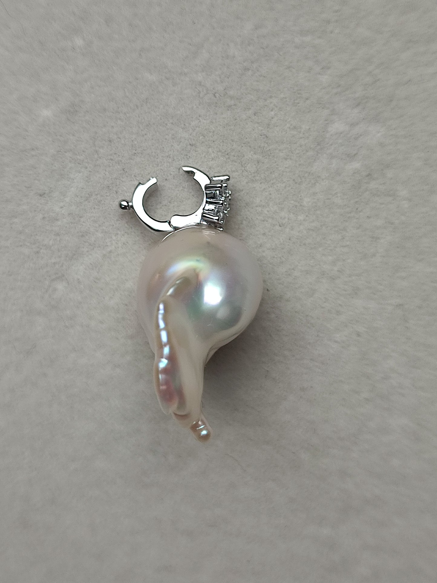 Baroque pearl pendant