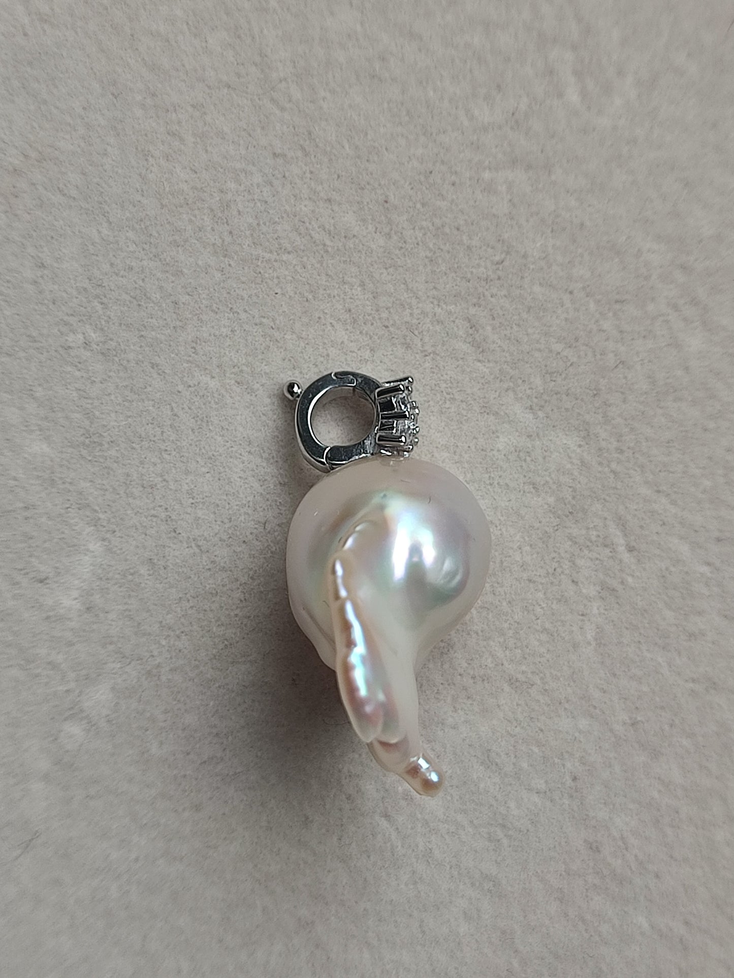 Baroque pearl pendant